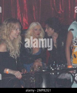 Exklusiv!! Christina Aguilera sitzt im vip-Bereich und trinkt Champagner und macht es sich mit Freunden gemütlich, während ihr Ehemann Jordan Bratman in der Nähe sitzt. Die Pop-Prinzessin und die neue Mutter veranstalteten den Abend im LAX-Nachtclub. Las Vegas, NV 5/31/08 Stockfoto