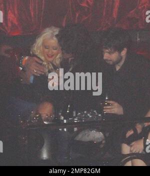 Exklusiv!! Christina Aguilera sitzt im vip-Bereich und trinkt Champagner und macht es sich mit Freunden gemütlich, während ihr Ehemann Jordan Bratman in der Nähe sitzt. Die Pop-Prinzessin und die neue Mutter veranstalteten den Abend im LAX-Nachtclub. Las Vegas, NV 5/31/08 Stockfoto