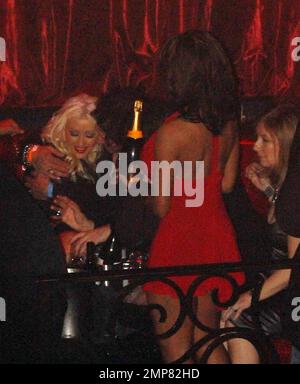 Exklusiv!! Christina Aguilera sitzt im vip-Bereich und trinkt Champagner und macht es sich mit Freunden gemütlich, während ihr Ehemann Jordan Bratman in der Nähe sitzt. Die Pop-Prinzessin und die neue Mutter veranstalteten den Abend im LAX-Nachtclub. Las Vegas, NV 5/31/08 Stockfoto