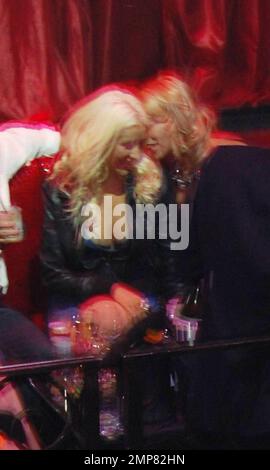 Exklusiv!! Christina Aguilera sitzt im vip-Bereich und trinkt Champagner und macht es sich mit Freunden gemütlich, während ihr Ehemann Jordan Bratman in der Nähe sitzt. Die Pop-Prinzessin und die neue Mutter veranstalteten den Abend im LAX-Nachtclub. Las Vegas, NV 5/31/08 Stockfoto
