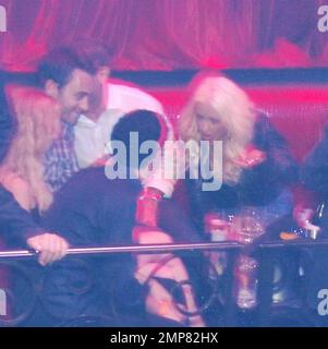 Exklusiv!! Christina Aguilera sitzt im vip-Bereich und trinkt Champagner und macht es sich mit Freunden gemütlich, während ihr Ehemann Jordan Bratman in der Nähe sitzt. Die Pop-Prinzessin und die neue Mutter veranstalteten den Abend im LAX-Nachtclub. Las Vegas, NV 5/31/08 Stockfoto