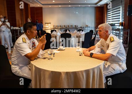 221011-N-DB724-1003 CEBU, Philippinen (Okt 11, 2022) Vize-Adm. Karl Thomas, Kommandant der US 7. Flotte, spricht mit dem Rear ADM. Nichols Driz, Kommandant der philippinischen Flotte, vor der Unterzeichnung der Bezugsbedingungen für Gespräche zwischen Mitarbeitern in Cebu, Philippinen, Oktober 11. Sama Sama-Lumbas ist eine multilaterale Übung und umfasst Truppen aus den Philippinen, den Vereinigten Staaten, Australien, Frankreich, Japan, Und das Vereinigte Königreich, das die regionale Zusammenarbeit im Bereich der Sicherheit fördern, maritime Partnerschaften pflegen und stärken und die maritime Interoperabilität verbessern soll. Stockfoto