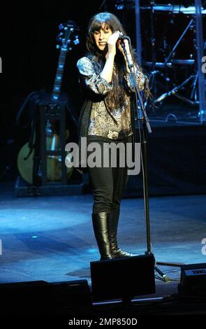 Alanis Morissette tritt im Rahmen ihrer Nordamerikanischen Tour 2008 im Broward Center for the Performing Arts in Fort Lauderdale, FL, live in einem Konzert auf. 10/20/08. Stockfoto