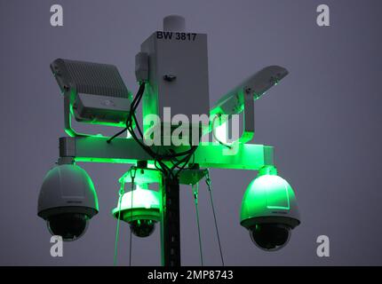 Potsdam, Deutschland. 30. Januar 2023. An der Grenze einer Baustelle sind drei Videokameras installiert, die mit grünem Licht beleuchtet werden. Kredit: Soeren Stache/dpa/Alamy Live News Stockfoto