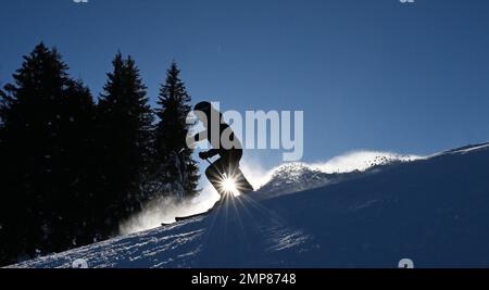 Garmisch Partenkirchen, Deutschland. 31. Januar 2023. Ein Skifahrer fährt in der Sonne auf der Piste Ski. Kredit: Angelika Warmuth/dpa/Alamy Live News Stockfoto