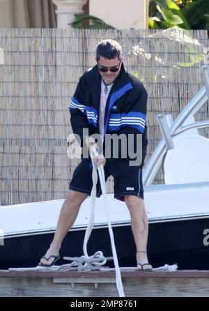 EXKLUSIV!! Der spanische Sänger, Songwriter und Musiker Alejandro Sanz unterstützt seine Freunde beim Andocken ihres Boots in seinem Herrenhaus am Ufer in Miami. Später am Tag besuchte Sanz die Modenschau der Yves Saint Laurent Cruise Collection 2011, die von Vogue in der Casa de Suenos präsentiert wurde. Während seiner Karriere hat Sanz insgesamt 15 Latin Grammy Awards und 2 Grammy Awards gewonnen. Unter seinen Freunden waren die Tennisspieler Fernando Verdasco und Feliciano Lopez. Miami Beach, FL 12/4/10 Stockfoto