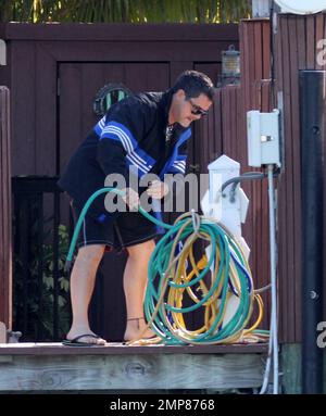 EXKLUSIV!! Der spanische Sänger, Songwriter und Musiker Alejandro Sanz unterstützt seine Freunde beim Andocken ihres Boots in seinem Herrenhaus am Ufer in Miami. Später am Tag besuchte Sanz die Modenschau der Yves Saint Laurent Cruise Collection 2011, die von Vogue in der Casa de Suenos präsentiert wurde. Während seiner Karriere hat Sanz insgesamt 15 Latin Grammy Awards und 2 Grammy Awards gewonnen. Unter seinen Freunden waren die Tennisspieler Fernando Verdasco und Feliciano Lopez. Miami Beach, FL 12/4/10 Stockfoto