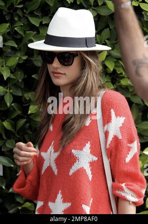 - Supermodel Alessandra Ambrosio trägt einen Pullover mit Sternenmuster, während sie den Tag mit ihrer Familie verbringt, Verlobte Jamie Mazur und dem neuen Sohn Noah Phoenix, in der Lumberyard Mall in Malibu, Kalifornien. 4. Juli 2012 . Stockfoto