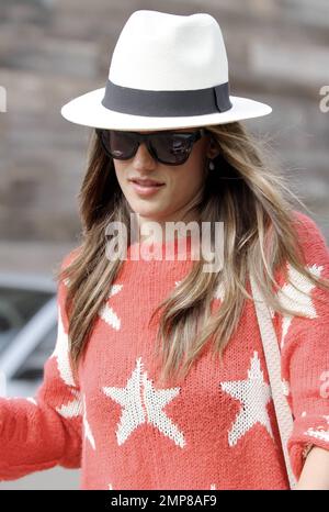 - Supermodel Alessandra Ambrosio trägt einen Pullover mit Sternenmuster, während sie den Tag mit ihrer Familie verbringt, Verlobte Jamie Mazur und dem neuen Sohn Noah Phoenix, in der Lumberyard Mall in Malibu, Kalifornien. 4. Juli 2012 . Stockfoto