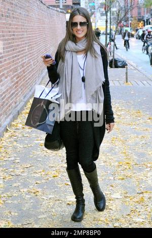 EXKLUSIV!! Victorias geheimes Modell Alessandra Ambrosio und Ehemann Jamie Mazur verbringen den Nachmittag zusammen in Soho. Das Paar, das eine zweijährige Tochter Anja zusammen hat, trug Chanel und Prada Taschen und hielt zum Mittagessen in einer Pizzeria. Alessandra schien in einem Männermode-Laden zu warten, während Jamie sich umsah. Später trennten sich die Paare mit ihren eigenen Taschen in der Hand. New York, NY. 11/18/10. Stockfoto
