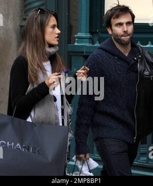 EXKLUSIV!! Victorias geheimes Modell Alessandra Ambrosio und Ehemann Jamie Mazur verbringen den Nachmittag zusammen in Soho. Das Paar, das eine zweijährige Tochter Anja zusammen hat, trug Chanel und Prada Taschen und hielt zum Mittagessen in einer Pizzeria. Alessandra schien in einem Männermode-Laden zu warten, während Jamie sich umsah. Später trennten sich die Paare mit ihren eigenen Taschen in der Hand. New York, NY. 11/18/10. Stockfoto