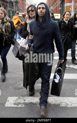 EXKLUSIV!! Victorias geheimes Modell Alessandra Ambrosio und Ehemann Jamie Mazur verbringen den Nachmittag zusammen in Soho. Das Paar, das eine zweijährige Tochter Anja zusammen hat, trug Chanel und Prada Taschen und hielt zum Mittagessen in einer Pizzeria. Alessandra schien in einem Männermode-Laden zu warten, während Jamie sich umsah. Später trennten sich die Paare mit ihren eigenen Taschen in der Hand. New York, NY. 11/18/10. Stockfoto