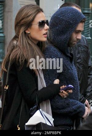 EXKLUSIV!! Victorias geheimes Modell Alessandra Ambrosio und Ehemann Jamie Mazur verbringen den Nachmittag zusammen in Soho. Das Paar, das eine zweijährige Tochter Anja zusammen hat, trug Chanel und Prada Taschen und hielt zum Mittagessen in einer Pizzeria. Alessandra schien in einem Männermode-Laden zu warten, während Jamie sich umsah. Später trennten sich die Paare mit ihren eigenen Taschen in der Hand. New York, NY. 11/18/10. Stockfoto