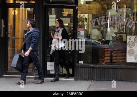 EXKLUSIV!! Victorias geheimes Modell Alessandra Ambrosio und Ehemann Jamie Mazur verbringen den Nachmittag zusammen in Soho. Das Paar, das eine zweijährige Tochter Anja zusammen hat, trug Chanel und Prada Taschen und hielt zum Mittagessen in einer Pizzeria. Alessandra schien in einem Männermode-Laden zu warten, während Jamie sich umsah. Später trennten sich die Paare mit ihren eigenen Taschen in der Hand. New York, NY. 11/18/10. Stockfoto
