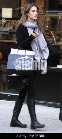 EXKLUSIV!! Victorias geheimes Modell Alessandra Ambrosio und Ehemann Jamie Mazur verbringen den Nachmittag zusammen in Soho. Das Paar, das eine zweijährige Tochter Anja zusammen hat, trug Chanel und Prada Taschen und hielt zum Mittagessen in einer Pizzeria. Alessandra schien in einem Männermode-Laden zu warten, während Jamie sich umsah. Später trennten sich die Paare mit ihren eigenen Taschen in der Hand. New York, NY. 11/18/10. Stockfoto