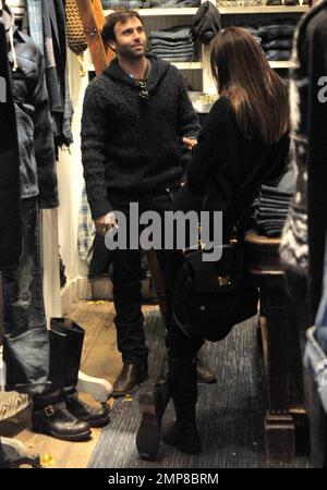 EXKLUSIV!! Victorias geheimes Modell Alessandra Ambrosio und Ehemann Jamie Mazur verbringen den Nachmittag zusammen in Soho. Das Paar, das eine zweijährige Tochter Anja zusammen hat, trug Chanel und Prada Taschen und hielt zum Mittagessen in einer Pizzeria. Alessandra schien in einem Männermode-Laden zu warten, während Jamie sich umsah. Später trennten sich die Paare mit ihren eigenen Taschen in der Hand. New York, NY. 11/18/10. Stockfoto