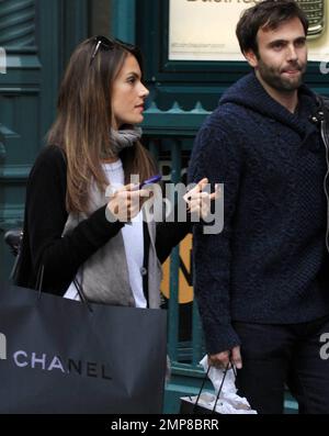 EXKLUSIV!! Victorias geheimes Modell Alessandra Ambrosio und Ehemann Jamie Mazur verbringen den Nachmittag zusammen in Soho. Das Paar, das eine zweijährige Tochter Anja zusammen hat, trug Chanel und Prada Taschen und hielt zum Mittagessen in einer Pizzeria. Alessandra schien in einem Männermode-Laden zu warten, während Jamie sich umsah. Später trennten sich die Paare mit ihren eigenen Taschen in der Hand. New York, NY. 11/18/10. Stockfoto