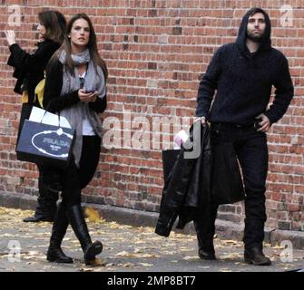 EXKLUSIV!! Victorias geheimes Modell Alessandra Ambrosio und Ehemann Jamie Mazur verbringen den Nachmittag zusammen in Soho. Das Paar, das eine zweijährige Tochter Anja zusammen hat, trug Chanel und Prada Taschen und hielt zum Mittagessen in einer Pizzeria. Alessandra schien in einem Männermode-Laden zu warten, während Jamie sich umsah. Später trennten sich die Paare mit ihren eigenen Taschen in der Hand. New York, NY. 11/18/10. Stockfoto