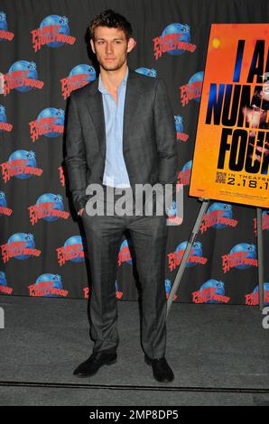 Alex Pettyfer wirbt für seinen neuen Film „I am Number Four“ bei einer Handabdruckzeremonie im Planet Hollywood am Times Square. New York, NY. 2/7/11. Stockfoto