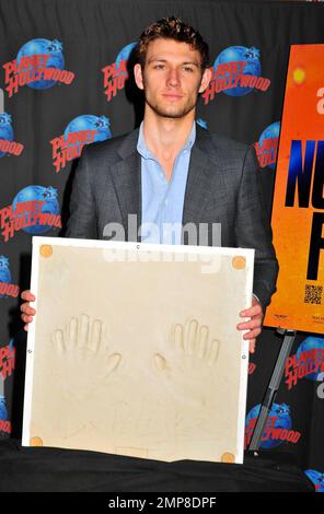 Alex Pettyfer wirbt für seinen neuen Film „I am Number Four“ bei einer Handabdruckzeremonie im Planet Hollywood am Times Square. New York, NY. 2/7/11. Stockfoto
