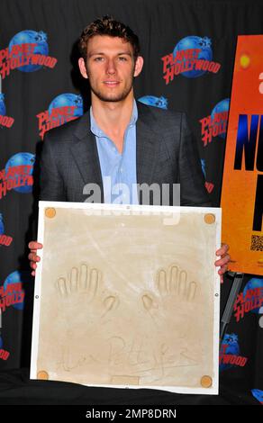 Alex Pettyfer wirbt für seinen neuen Film „I am Number Four“ bei einer Handabdruckzeremonie im Planet Hollywood am Times Square. New York, NY. 2/7/11. Stockfoto