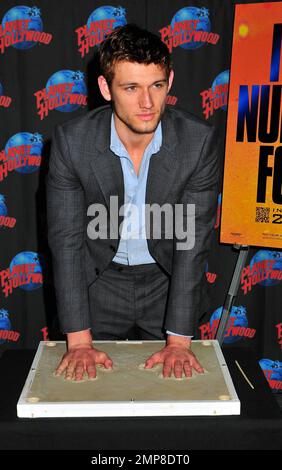 Alex Pettyfer wirbt für seinen neuen Film „I am Number Four“ bei einer Handabdruckzeremonie im Planet Hollywood am Times Square. New York, NY. 2/7/11. Stockfoto