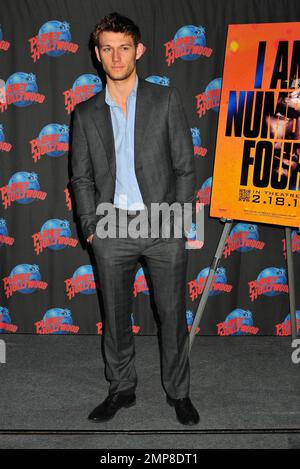 Alex Pettyfer wirbt für seinen neuen Film „I am Number Four“ bei einer Handabdruckzeremonie im Planet Hollywood am Times Square. New York, NY. 2/7/11. Stockfoto