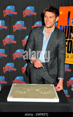 Alex Pettyfer wirbt für seinen neuen Film „I am Number Four“ bei einer Handabdruckzeremonie im Planet Hollywood am Times Square. New York, NY. 2/7/11. Stockfoto