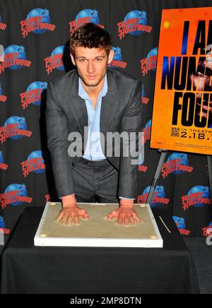 Alex Pettyfer wirbt für seinen neuen Film „I am Number Four“ bei einer Handabdruckzeremonie im Planet Hollywood am Times Square. New York, NY. 2/7/11. Stockfoto