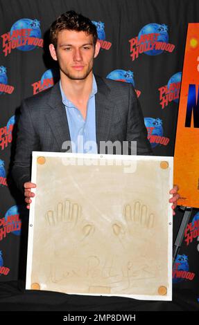 Alex Pettyfer wirbt für seinen neuen Film „I am Number Four“ bei einer Handabdruckzeremonie im Planet Hollywood am Times Square. New York, NY. 2/7/11. Stockfoto