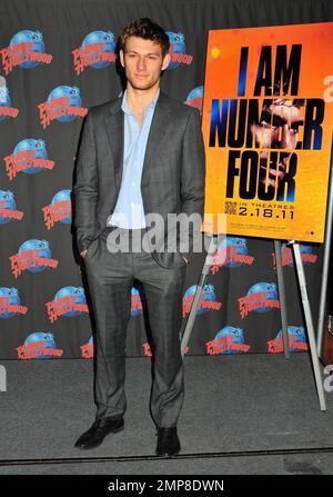 Alex Pettyfer wirbt für seinen neuen Film „I am Number Four“ bei einer Handabdruckzeremonie im Planet Hollywood am Times Square. New York, NY. 2/7/11. Stockfoto