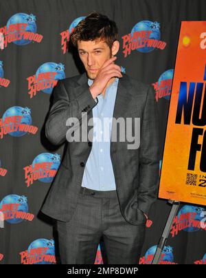 Alex Pettyfer wirbt für seinen neuen Film „I am Number Four“ bei einer Handabdruckzeremonie im Planet Hollywood am Times Square. New York, NY. 2/7/11. Stockfoto