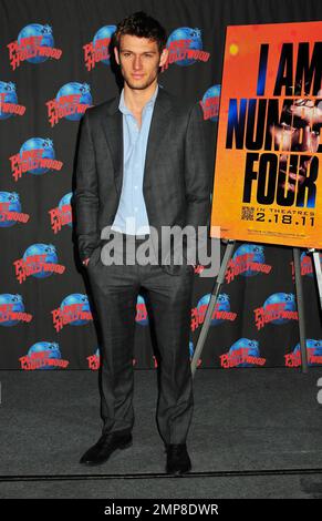 Alex Pettyfer wirbt für seinen neuen Film „I am Number Four“ bei einer Handabdruckzeremonie im Planet Hollywood am Times Square. New York, NY. 2/7/11. Stockfoto
