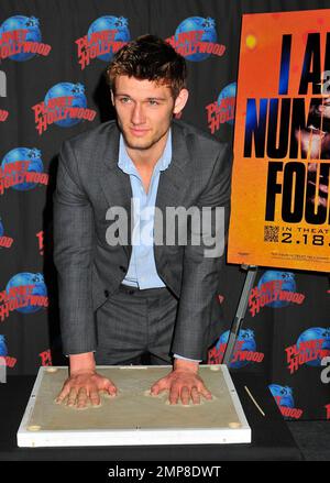 Alex Pettyfer wirbt für seinen neuen Film „I am Number Four“ bei einer Handabdruckzeremonie im Planet Hollywood am Times Square. New York, NY. 2/7/11. Stockfoto