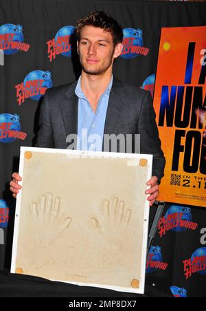 Alex Pettyfer wirbt für seinen neuen Film „I am Number Four“ bei einer Handabdruckzeremonie im Planet Hollywood am Times Square. New York, NY. 2/7/11. Stockfoto