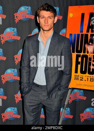 Alex Pettyfer wirbt für seinen neuen Film „I am Number Four“ bei einer Handabdruckzeremonie im Planet Hollywood am Times Square. New York, NY. 2/7/11. Stockfoto