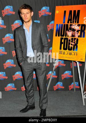 Alex Pettyfer wirbt für seinen neuen Film „I am Number Four“ bei einer Handabdruckzeremonie im Planet Hollywood am Times Square. New York, NY. 2/7/11. Stockfoto