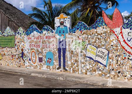 Geflieste Gartenwand in Fusterlandia, Jaimanitas, Havanna, Kuba Stockfoto