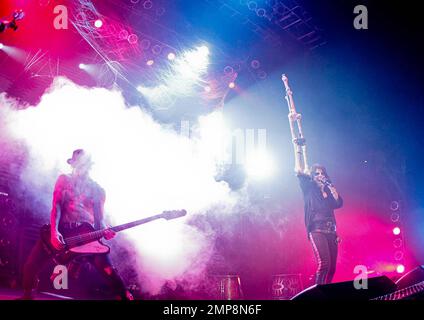 Alice Cooper bleibt seinem dunklen Stil treu, während er während der Alice Cooper Halloween Night of Fear im Camden's Roundhouse in engen schwarzen Hosen, Rüschelhemd, Lederstiefeln und Augenschminke rockt. Cooper, 62, trat mit seiner Band auf und hielt eine große Krücke, die wie Knochen geformt war, während er sang. London, Großbritannien. 10/31/10. Stockfoto