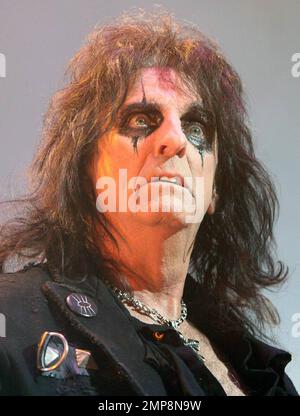 Alice Cooper bleibt seinem dunklen Stil treu, während er während der Alice Cooper Halloween Night of Fear im Camden's Roundhouse in engen schwarzen Hosen, Rüschelhemd, Lederstiefeln und Augenschminke rockt. Cooper, 62, trat mit seiner Band auf und hielt eine große Krücke, die wie Knochen geformt war, während er sang. London, Großbritannien. 10/31/10. Stockfoto