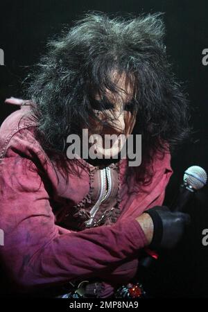 Alice Cooper bleibt seinem dunklen Stil treu, während er während der Alice Cooper Halloween Night of Fear im Camden's Roundhouse in engen schwarzen Hosen, Rüschelhemd, Lederstiefeln und Augenschminke rockt. Cooper, 62, trat mit seiner Band auf und hielt eine große Krücke, die wie Knochen geformt war, während er sang. London, Großbritannien. 10/31/10. Stockfoto