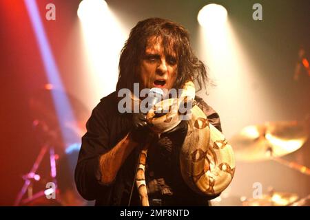 Rocksängerin Alice Cooper tritt live auf seiner „No More Mr Nice Guy“-Tour im Whisky A Go-Go auf dem Sunset Strip auf. Das Konzert war Coopers erstes im historischen Club seit 1969. Los Angeles, Kalifornien. 15. September 2011 Stockfoto