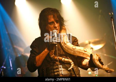 Rocksängerin Alice Cooper tritt live auf seiner „No More Mr Nice Guy“-Tour im Whisky A Go-Go auf dem Sunset Strip auf. Das Konzert war Coopers erstes im historischen Club seit 1969. Los Angeles, Kalifornien. 15. September 2011 Stockfoto