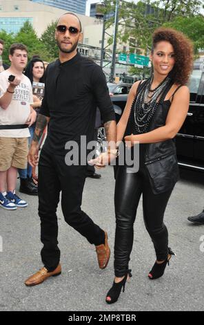 Alicia Keys und Ehemann Swizz Beatz kommen zur Mercedes-Benz New York Fashion Week Frühling/Sommer 2012 - Alexander Wang. Es wurde kürzlich berichtet, dass Alicia Regie für ihr erstes Broadway-Stück, „Stick Fly“, führen wird und die TV-Shows Notaufnahme und Psychiatrie um Hilfe gebeten hat. „Stick Fly“ wird diesen Dezember im Cort Theater in New York City eröffnet. New York, New York, 10. September 2011. Stockfoto
