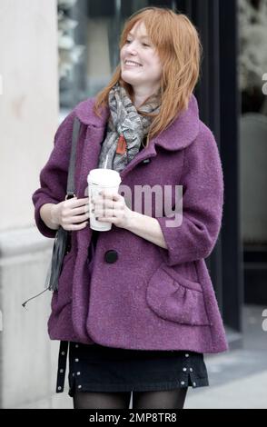 EXKLUSIV!! Die Schauspielerin Alicia Witt trug ein schwarzes Kleid mit einer lila Jacke, schwarze Strumpfhosen, einen grauen Schal und graue Stiefel. Sie verlässt einen Starbucks Kaffee in Beverly Hills. Laut Alicias twitter-Account hat die 36-jährige Schauspielerin Momente nach dem Verlassen von Starbucks gepostet: „Hatte gerade das beste Meeting mit dem Autor/Regisseur meines nächsten Films!! Ich bin SO aufgeregt, dieses Mädchen zu sein. Ich kann es kaum erwarten, euch alle zu teilen!“ Los Angeles, Kalifornien. 17. März 2012 Stockfoto