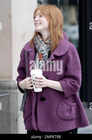 EXKLUSIV!! Die Schauspielerin Alicia Witt trug ein schwarzes Kleid mit einer lila Jacke, schwarze Strumpfhosen, einen grauen Schal und graue Stiefel. Sie verlässt einen Starbucks Kaffee in Beverly Hills. Laut Alicias twitter-Account hat die 36-jährige Schauspielerin Momente nach dem Verlassen von Starbucks gepostet: „Hatte gerade das beste Meeting mit dem Autor/Regisseur meines nächsten Films!! Ich bin SO aufgeregt, dieses Mädchen zu sein. Ich kann es kaum erwarten, euch alle zu teilen!“ Los Angeles, Kalifornien. 17. März 2012 Stockfoto