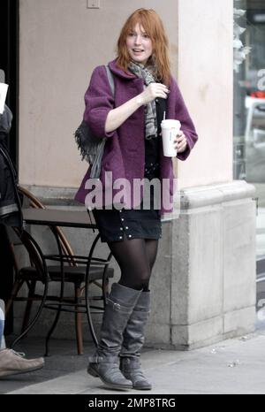 EXKLUSIV!! Die Schauspielerin Alicia Witt trug ein schwarzes Kleid mit einer lila Jacke, schwarze Strumpfhosen, einen grauen Schal und graue Stiefel. Sie verlässt einen Starbucks Kaffee in Beverly Hills. Laut Alicias twitter-Account hat die 36-jährige Schauspielerin Momente nach dem Verlassen von Starbucks gepostet: „Hatte gerade das beste Meeting mit dem Autor/Regisseur meines nächsten Films!! Ich bin SO aufgeregt, dieses Mädchen zu sein. Ich kann es kaum erwarten, euch alle zu teilen!“ Los Angeles, Kalifornien. 17. März 2012 Stockfoto