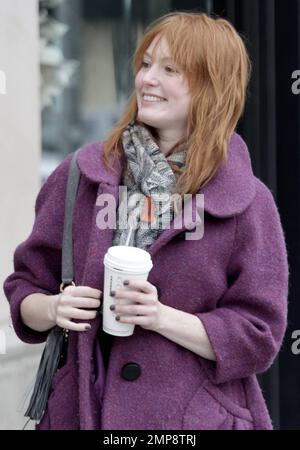 EXKLUSIV!! Die Schauspielerin Alicia Witt trug ein schwarzes Kleid mit einer lila Jacke, schwarze Strumpfhosen, einen grauen Schal und graue Stiefel. Sie verlässt einen Starbucks Kaffee in Beverly Hills. Laut Alicias twitter-Account hat die 36-jährige Schauspielerin Momente nach dem Verlassen von Starbucks gepostet: „Hatte gerade das beste Meeting mit dem Autor/Regisseur meines nächsten Films!! Ich bin SO aufgeregt, dieses Mädchen zu sein. Ich kann es kaum erwarten, euch alle zu teilen!“ Los Angeles, Kalifornien. 17. März 2012 Stockfoto