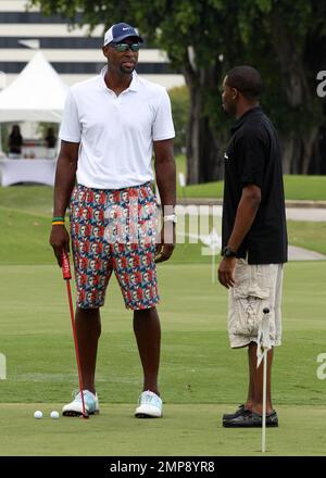 Der ehemalige NBA-Spieler Alonzo trägt Obama-Golfshorts, während er das alljährliche Irie Weekend Celebrity Golf Tournament 8. im Melreese Golf Club in Miami, FL, besucht. 29. Juni 2012 . Stockfoto