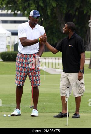 Der ehemalige NBA-Spieler Alonzo trägt Obama-Golfshorts, während er das alljährliche Irie Weekend Celebrity Golf Tournament 8. im Melreese Golf Club in Miami, FL, besucht. 29. Juni 2012 . Stockfoto